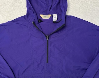 Peut inclure: Une veste à capuche violette avec une fermeture éclair et une poche zippée sur le devant. La veste a une capuche avec cordon de serrage et des poignets élastiques.