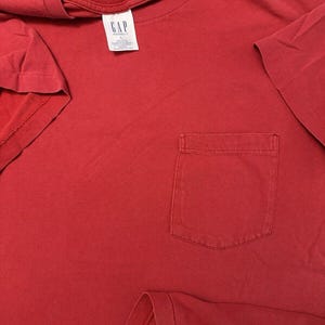 Camiseta de bolsillo GAP de la década de 1990, básica, en blanco, con un rojo descolorido perfecto, talla L, XL