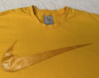 Vintage 2000s Y2K Nike Big Swoosh Block Letter camiseta con estampado de goma etiqueta plateada L