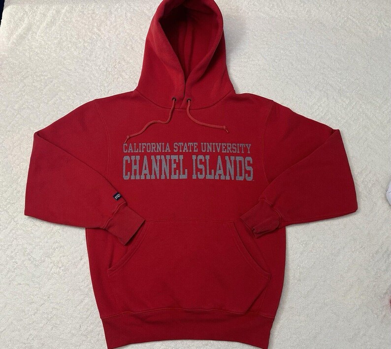 Puede incluir: Sudadera roja con capucha con el texto "California State University Channel Islands" en letras grises.