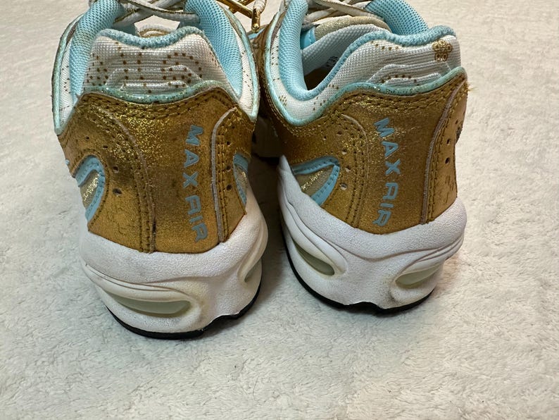 Scarpe da ginnastica Nike Air Max Tailwind IV Gold da donna, taglia 7, anni 2000 (modello 2006), usate pochissimo. immagine 5