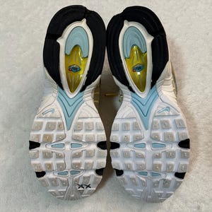 Pu&ograve; includere: Un set di tre ciotole impilabili in ceramica nei toni del blu, verde e bianco. Le ciotole presentano una smaltatura maculata e un design semplice e moderno. La ciotola pi&ugrave; grande misura circa 15 cm di diametro.