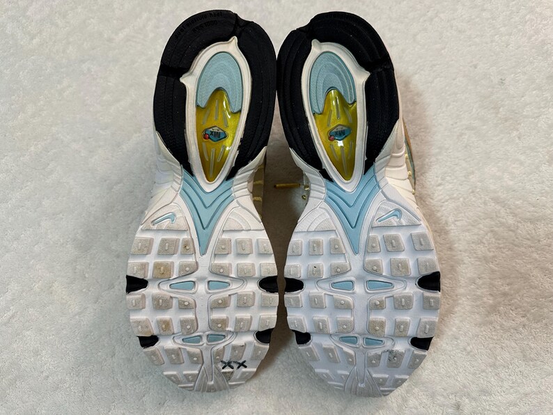 Pu&ograve; includere: Un set di tre ciotole impilabili in ceramica nei toni del blu, verde e bianco. Le ciotole presentano una smaltatura maculata e un design semplice e moderno. La ciotola pi&ugrave; grande misura circa 15 cm di diametro.