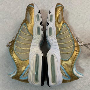 Pu&ograve; includere: Un cartello in legno rustico con la scritta "Welcome to our home" in lettere bianche. Il cartello presenta una finitura invecchiata e un design semplice e accogliente, perfetto per un portico o un ingresso.