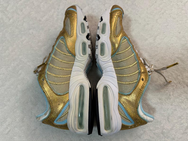 Pu&ograve; includere: Un cartello in legno rustico con la scritta "Welcome to our home" in lettere bianche. Il cartello presenta una finitura invecchiata e un design semplice e accogliente, perfetto per un portico o un ingresso.