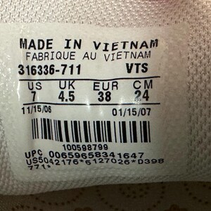 Pu&ograve; includere: Una tazza di ceramica bianca con manico nero e la scritta "But First, Coffee" in grassetto nero. La tazza &egrave; appoggiata su una superficie di legno. La tazza &egrave; alta circa 10 cm.