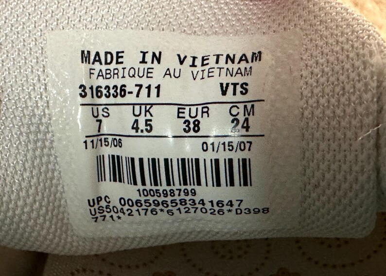 Pu&ograve; includere: Una tazza di ceramica bianca con manico nero e la scritta "But First, Coffee" in grassetto nero. La tazza &egrave; appoggiata su una superficie di legno. La tazza &egrave; alta circa 10 cm.