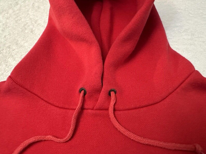 Puede incluir: Sudadera con capucha roja con cord&oacute;n y ojales negros.