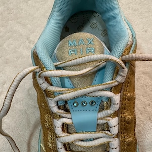 Pu&ograve; includere: Una tazza di ceramica bianca con manico nero e la scritta "But first, coffee" in stile scritto a mano. La tazza &egrave; su una superficie bianca. La tazza &egrave; alta 10 cm.