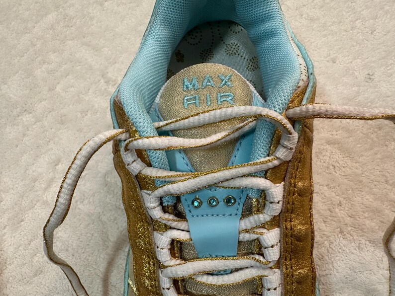 Pu&ograve; includere: Una tazza di ceramica bianca con manico nero e la scritta "But first, coffee" in stile scritto a mano. La tazza &egrave; su una superficie bianca. La tazza &egrave; alta 10 cm.