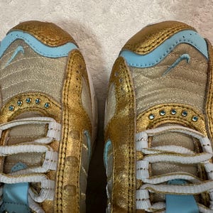 Pu&ograve; includere: Una tazza di ceramica bianca con manico nero e la scritta "But First, Coffee" in nero, in grassetto. La tazza &egrave; appoggiata su una superficie di legno. La tazza &egrave; alta circa 10 cm.