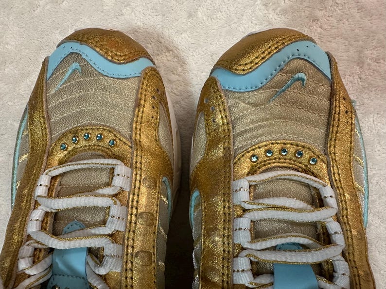 Pu&ograve; includere: Una tazza di ceramica bianca con manico nero e la scritta "But First, Coffee" in nero, in grassetto. La tazza &egrave; appoggiata su una superficie di legno. La tazza &egrave; alta circa 10 cm.