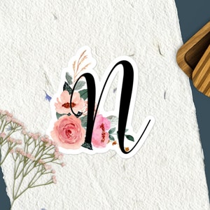 Brief N bloemensticker