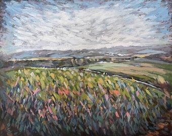 Op de afbeelding: Een schilderij van een landschap met een veld vol bloemen op de voorgrond. De lucht is lichtblauw met witte wolken. Het veld is een mix van groene, gele en roze bloemen. De achtergrond toont verre heuvels en bomen.