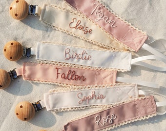 Porta clip per ciuccio personalizzato, clip per ciuccio in tessuto personalizzato con clip in legno, nome ricamato a mano, regalo per la doccia per bambini