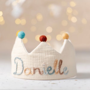 Corona di compleanno personalizzata in mussola per neonati e bambini, corona con nome ricamato a mano, ricordo per la festa del primo compleanno e occasioni speciali
