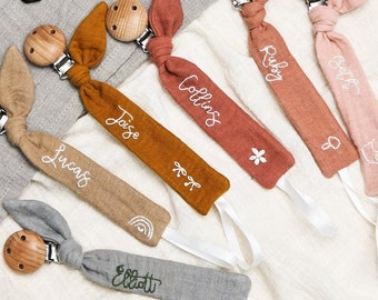 Personalisierter Schnullerclip aus Baumwollgaze, Stoff-Schnullerclip mit Holzclip, handgestickter Name, Babypartygeschenk