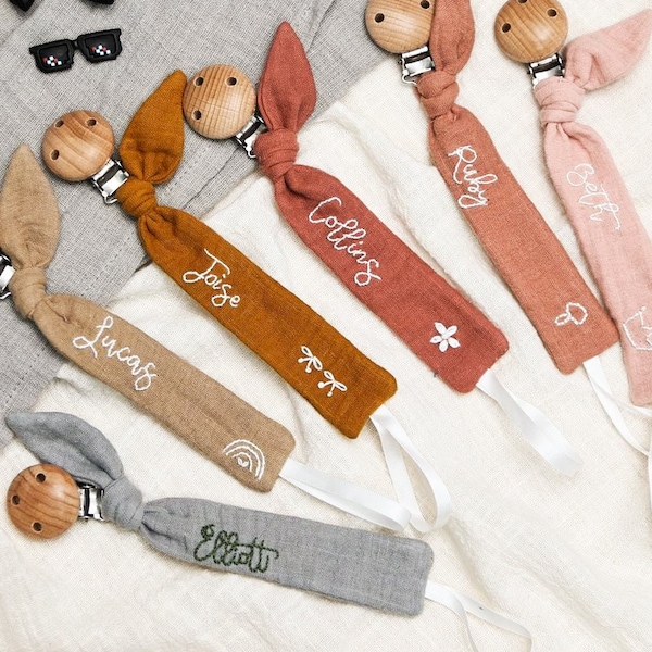 Personalized pacifier clip holder in cotton gauze, Personalized fabric pacifier clip with wooden clip,hand embroiered name,baby shower gift