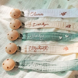Personalized pacifier clip holder in cotton gauze, Personalized fabric pacifier clip with wooden clip,hand embroiered name,baby shower gift