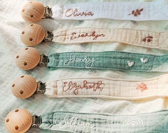 Personalized pacifier clip holder in cotton gauze, Personalized fabric pacifier clip with wooden clip,hand embroiered name,baby shower gift