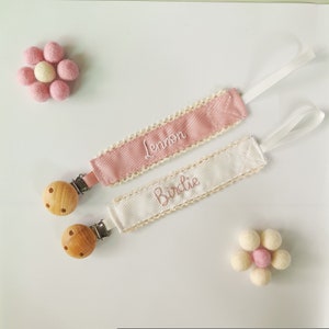 カスタム手刺繍名前おしゃぶりクリップホルダー、木製クリップ付きパーソナライズ布おしゃぶりクリップ、手刺繍名前、ベビーシャワーギフト