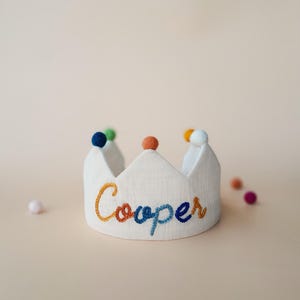 Corona di compleanno in MUSSOLA per neonati e bambini, corona con nome ricamata a mano, corona in tessuto, ricordo per la festa del primo compleanno e occasioni speciali