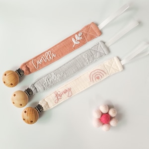Schnullerkette mit Name in Baumwollgaze, Stoff Schnullerkette mit Holzclip, handgestickter Name, Babypartygeschenk