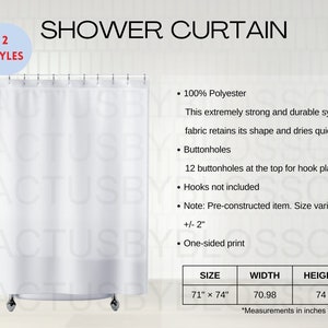 Peut inclure: Rideau de douche blanc avec 12 boutonnières en haut. Le rideau est en 100 % polyester et mesure 71 pouces de large sur 74 pouces de haut. Le texte "SHOWER CURTAIN" est en haut de l'image.