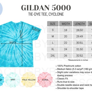 Può includere: Una t-shirt tie-dye con un motivo a spirale blu e turchese. La t-shirt è stesa piatta e mostra le misure di larghezza, lunghezza e manica. La tabella delle taglie mostra le misure in pollici per le taglie S, M, L, XL e 2XL. Il testo "GILDAN 5000 TIE-DYE TEE, CYCLONE" è in alto nell'immagine.
