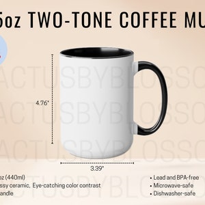 Puede incluir: Una taza de café blanca con un borde y un asa negros. La taza tiene una capacidad de 440 ml (15 oz) y mide 12,1 cm de alto y 8,6 cm de ancho. Está hecha de cerámica brillante y tiene un diseño de color contrastante. La taza es libre de plomo y BPA, apta para microondas y lavavajillas.