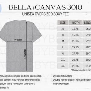 Może przedstawiać: Szary, unisexowy, luźny t-shirt typu boxy z nadrukiem "BELLA+CANVAS 3010" i "UNISEX OVERSIZED BOXY TEE". Koszulka leży płasko, a linijka służy do mierzenia szerokości i długości w calach. Tabela rozmiarów pokazuje szerokość i długość dla rozmiarów od XS do 3XL.