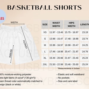 Könnte beinhalten: Weiße Basketballshorts mit Kordelzugbund und Seitentaschen. Die Shorts sind aus feuchtigkeitsableitendem Polyester gefertigt und haben eine Größentabelle mit Maßen in Zoll.