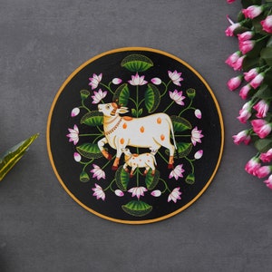 Handgefertigte handbemalte hölzerne Pichwai-Kuhmalerei, traditionelle Kunst ethnische Kunst für Wanddekor Wohnzimmerdekor Wohnkultur, Geschenkideen