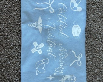 Camiseta de Auxiliar de Enfermería Certificado: Gráficos de Caduceo Médico, Estetoscopio y Mascarilla