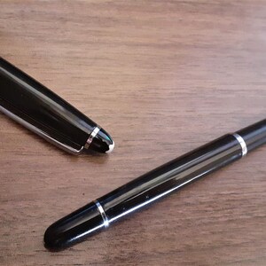 Rollerball métallique et stylo plume dans un nouveau coffret, cartouche d'encre bleue Montblanc et recharge d'encre noire Pentel, noir avec détails argentés image 4