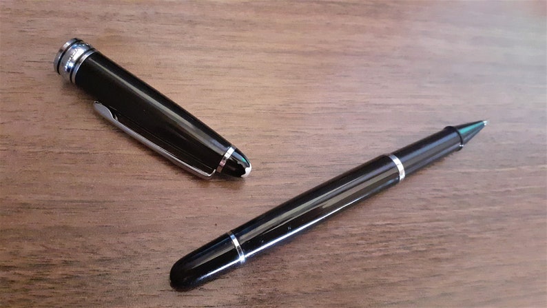 Rollerball métallique et stylo plume dans un nouveau coffret, cartouche d'encre bleue Montblanc et recharge d'encre noire Pentel, noir avec détails argentés image 4