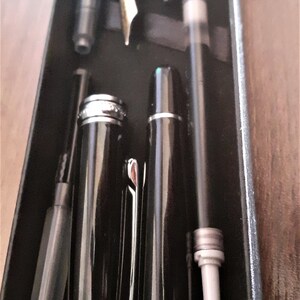 Rollerball métallique et stylo plume dans un nouveau coffret, cartouche d'encre bleue Montblanc et recharge d'encre noire Pentel, noir avec détails argentés image 1