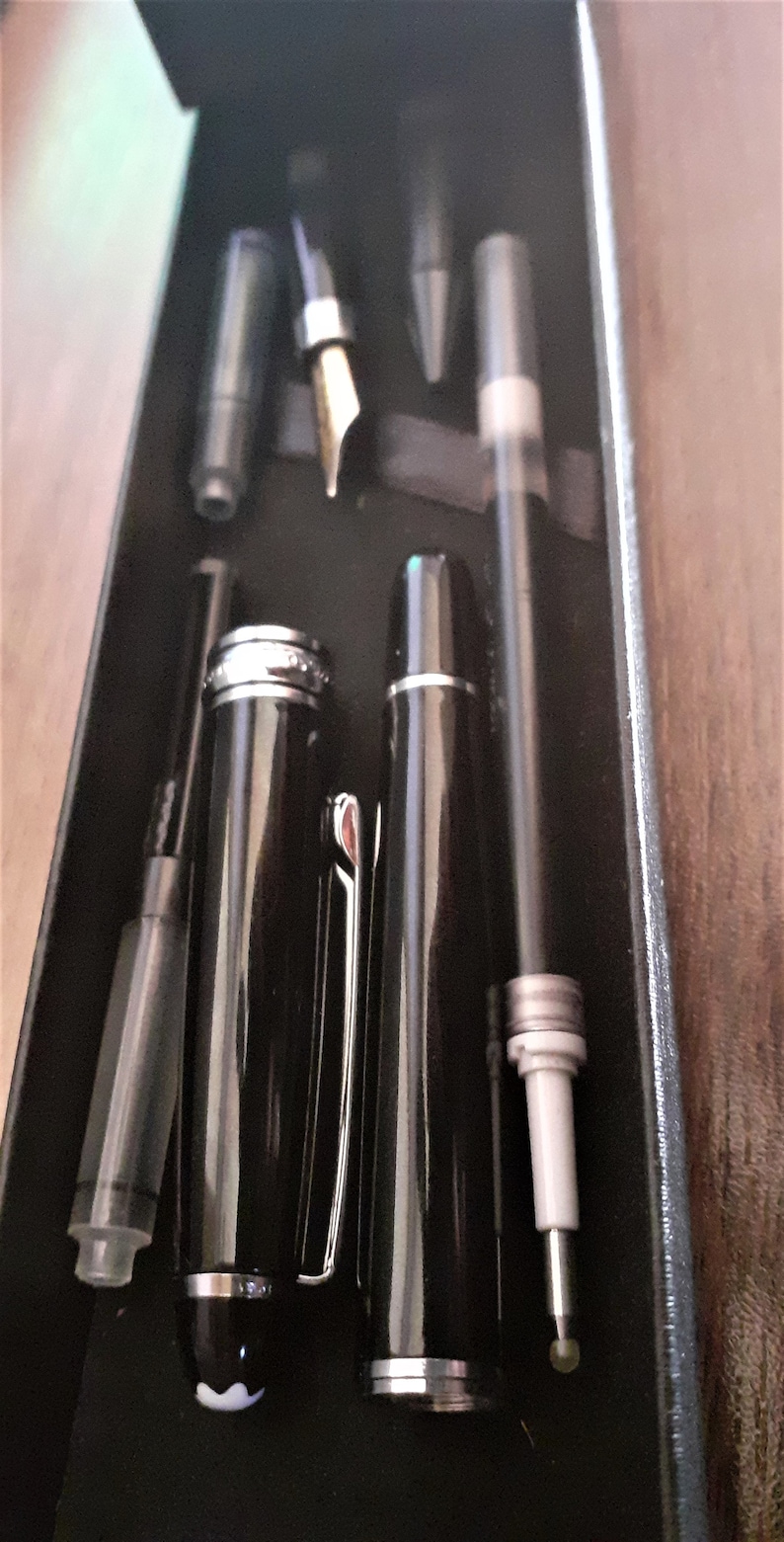 Rollerball métallique et stylo plume dans un nouveau coffret, cartouche d'encre bleue Montblanc et recharge d'encre noire Pentel, noir avec détails argentés image 1