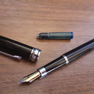 Rollerball métallique et stylo plume dans un nouveau coffret, cartouche d'encre bleue Montblanc et recharge d'encre noire Pentel, noir avec détails argentés image 5