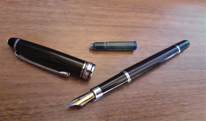 Rollerball métallique et stylo plume dans un nouveau coffret, cartouche d'encre bleue Montblanc et recharge d'encre noire Pentel, noir avec détails argentés image 5