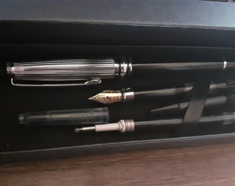 Rollerball métallique et stylo plume dans un nouveau coffret, cartouche d'encre bleue Montblanc et recharge d'encre noire Pentel Moitié noir moitié argent