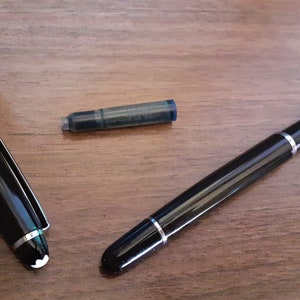 Rollerball métallique et stylo plume dans un nouveau coffret, cartouche d'encre bleue Montblanc et recharge d'encre noire Pentel, noir avec détails argentés image 6