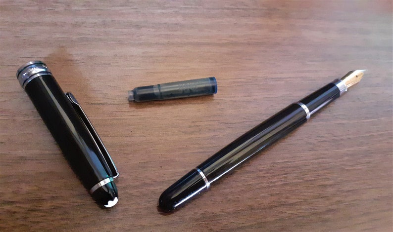 Rollerball métallique et stylo plume dans un nouveau coffret, cartouche d'encre bleue Montblanc et recharge d'encre noire Pentel, noir avec détails argentés image 6