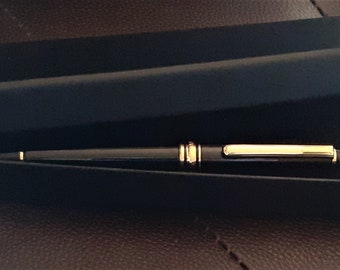 Stylo plume métallique avec nouvelle cartouche d'encre noire Montblanc SKU : 20SLN Ident. Nr. 128197 Noir avec détails dorés dans une nouvelle boîte noire
