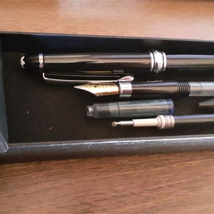 Rollerball métallique et stylo plume dans un nouveau coffret, cartouche d'encre bleue Montblanc et recharge d'encre noire Pentel, noir avec détails argentés image 2