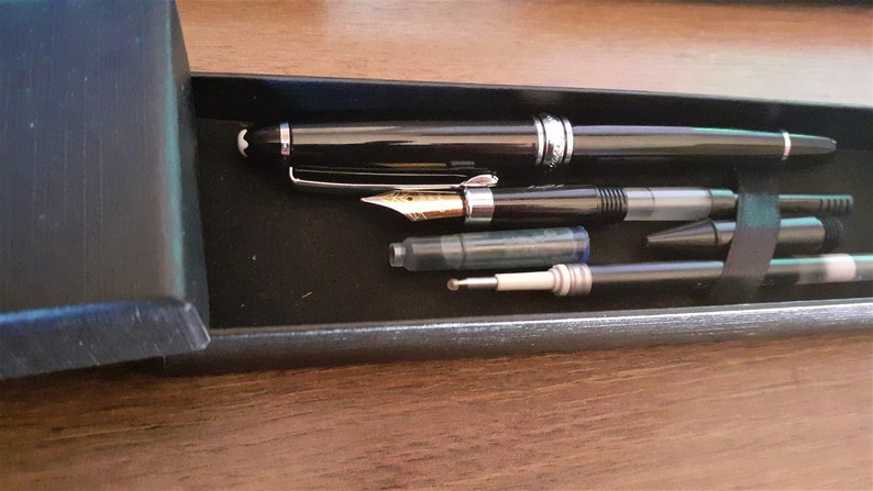 Rollerball métallique et stylo plume dans un nouveau coffret, cartouche d'encre bleue Montblanc et recharge d'encre noire Pentel, noir avec détails argentés image 2