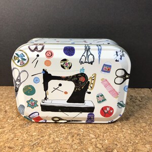 Lata rectangular pequeña con diseño de máquina de coser. Para guardar y organizar artículos de manualidades. Perfecta para artículos de mercería y suministros.