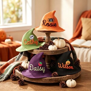 Gorro de bruja personalizado de lana tejida, gorro de mago bordado con nombre personalizado y parche, regalo de Halloween adorable y espeluznante estilo cottagecore para adultos y niños unisex.