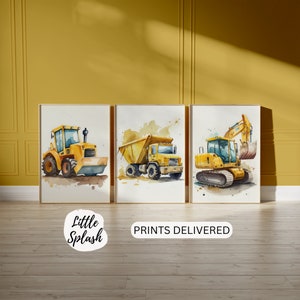Op de afbeelding: Set van drie aquarelprints met gele bouwvoertuigen. De prints tonen een bulldozer, een kiepwagen en een graafmachine. De prints zijn ingelijst in wit en hebben een aquarel achtergrond.
