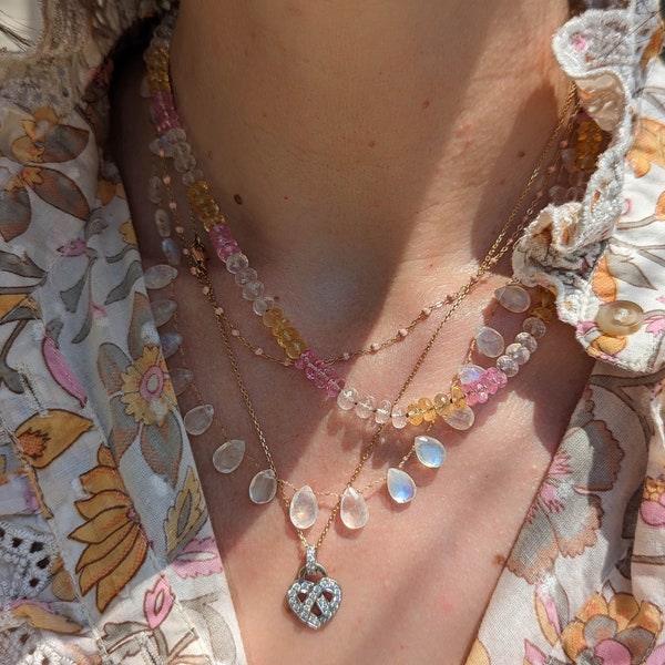 Collier rainbow ton rose jaune pierres naturelles quartz rose citrine topaze fait main sur fil de nylon beige résistant